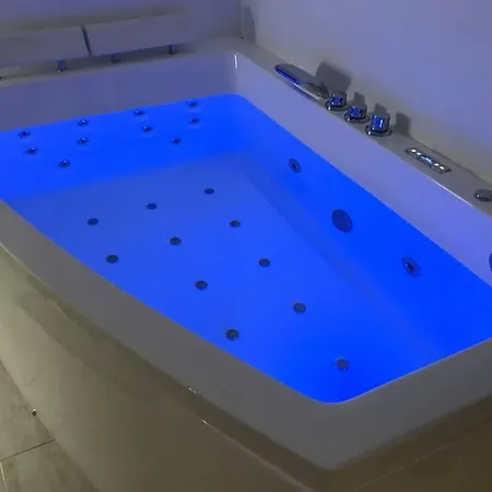 With Jacuzzi Free Wifi Apartment