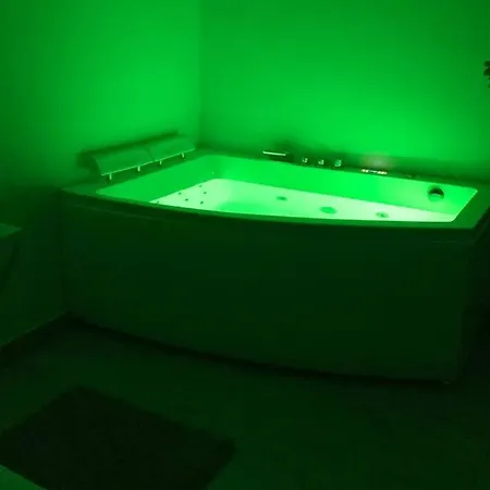 With Jacuzzi Free Wifi Apartment *