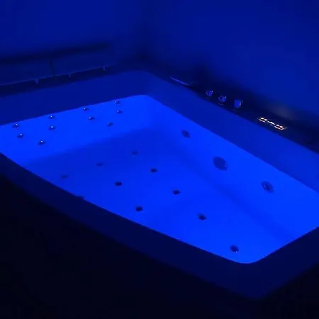 With Jacuzzi Free Wifi Apartment *